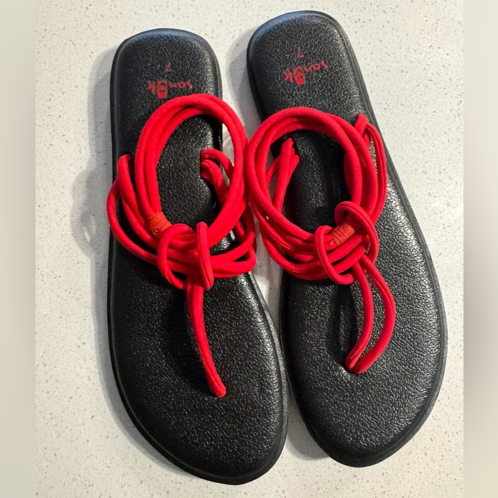 SANUK Yoga Sunshine Red and black ankle wrap Sandals. Size 7. New Condition!